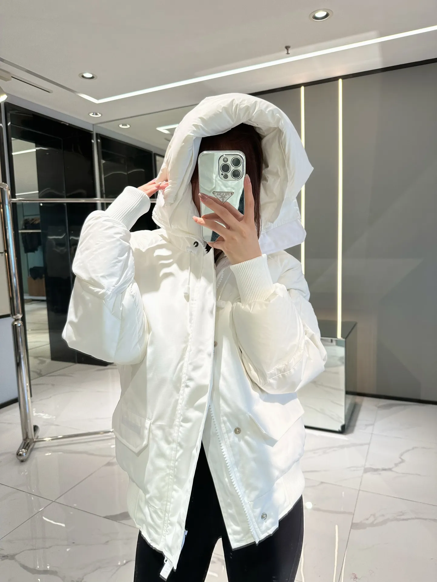 P900 Big Goose Soft Sleeve Short Bomber Jacket Canada Goose Canada Goose Chilliwack Series Solid Color Hooded Fitted Long Sleeve Down Jacket Paradigm Series Down Jacket Short Big Goose Soft Sleeve Down Jacket White The inner straps make the jacket easy to carry on the shoulders, freeing your hands. Special features: light, thick, handsome Size xs-xxl Color black, white